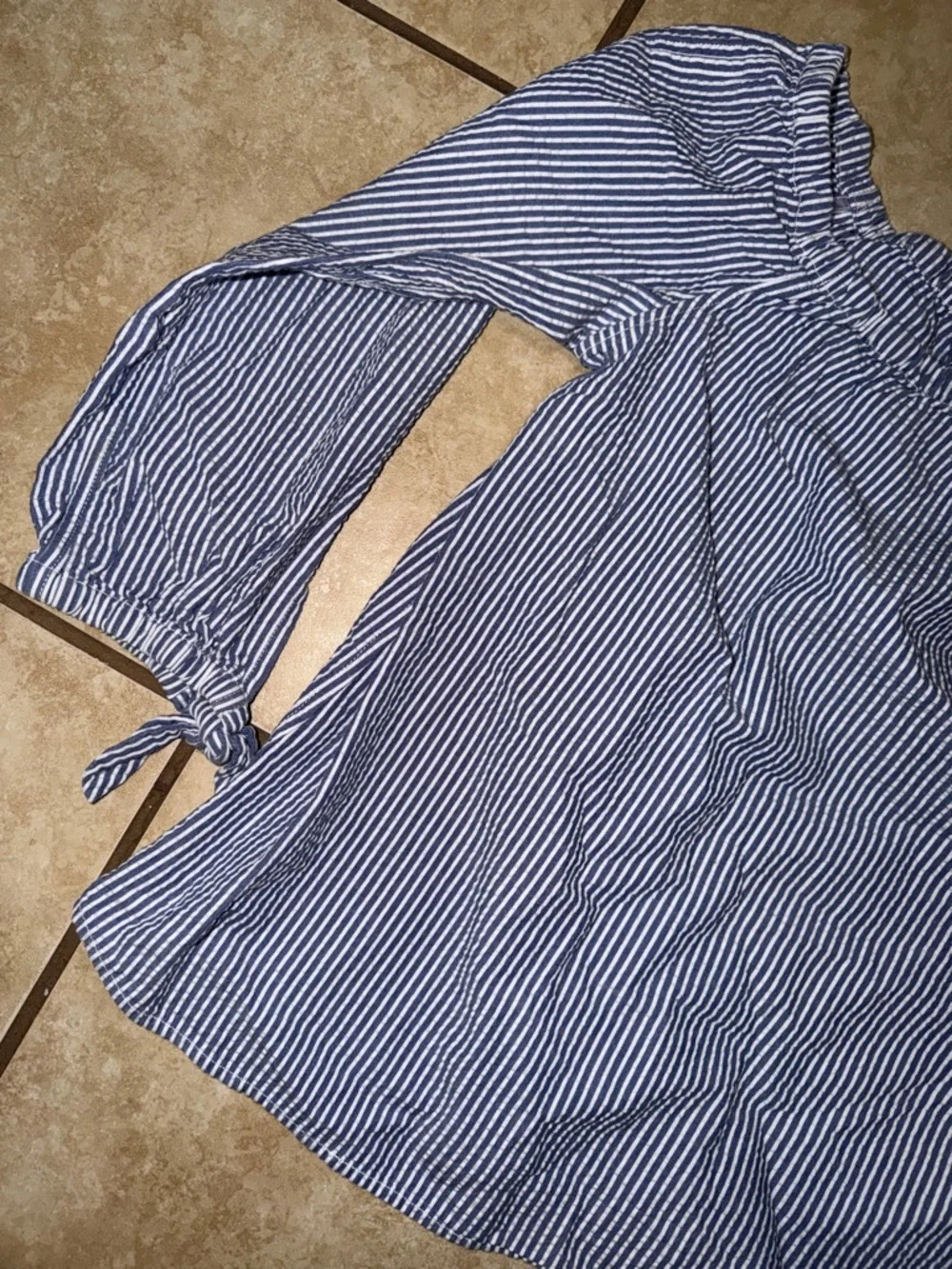 vineyard Vines Seersucker Off-the-shoulder top Size 8 - Picture 2 of 4